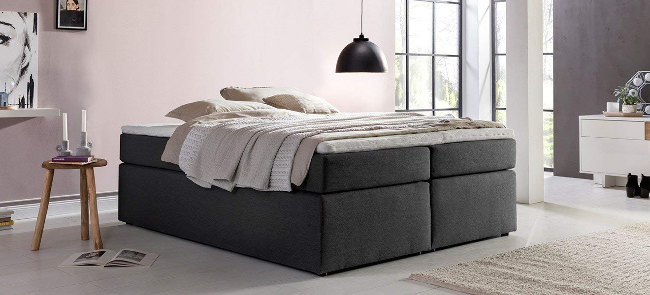 Boxspringbett ohne Kopfteil in minimalistischem Schlafzimmer